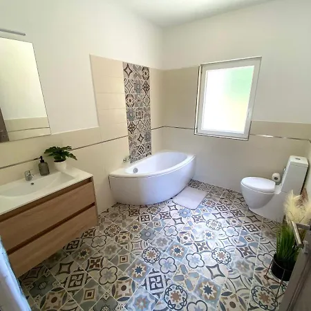 Central Park Guesthouse Balaton Balatonszarszo